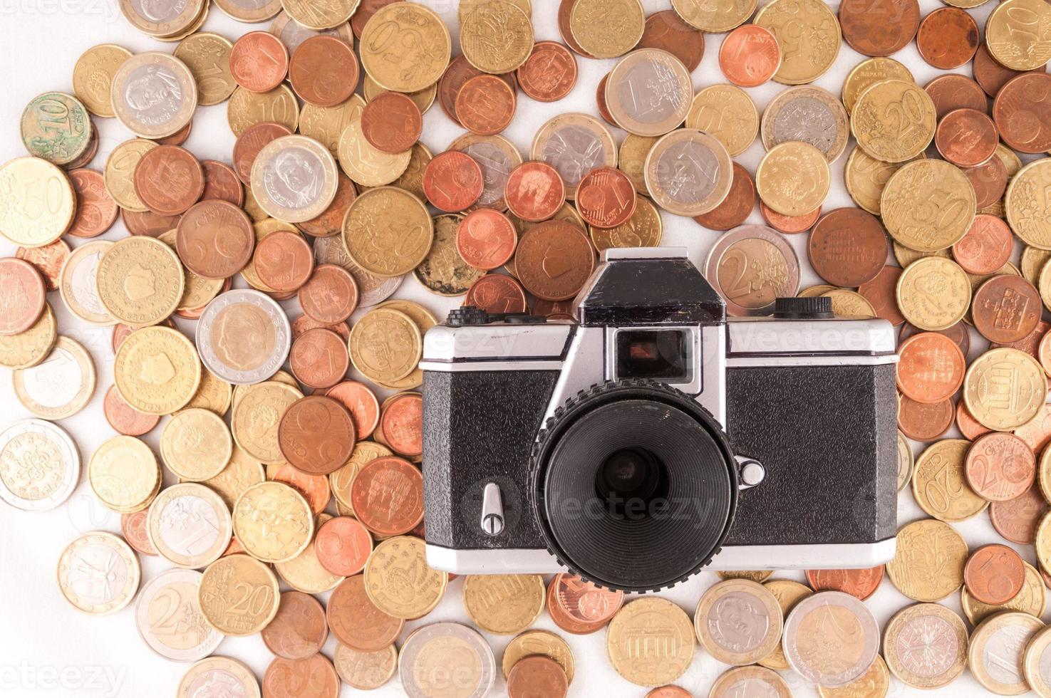 Münzen und eine alte Kamera foto