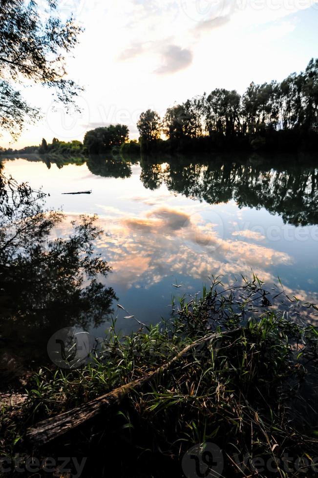 Sonnenuntergang über dem Fluss foto