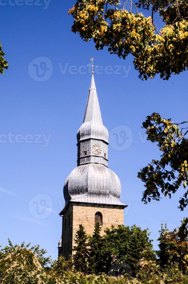 Kirchturm im Sommer foto