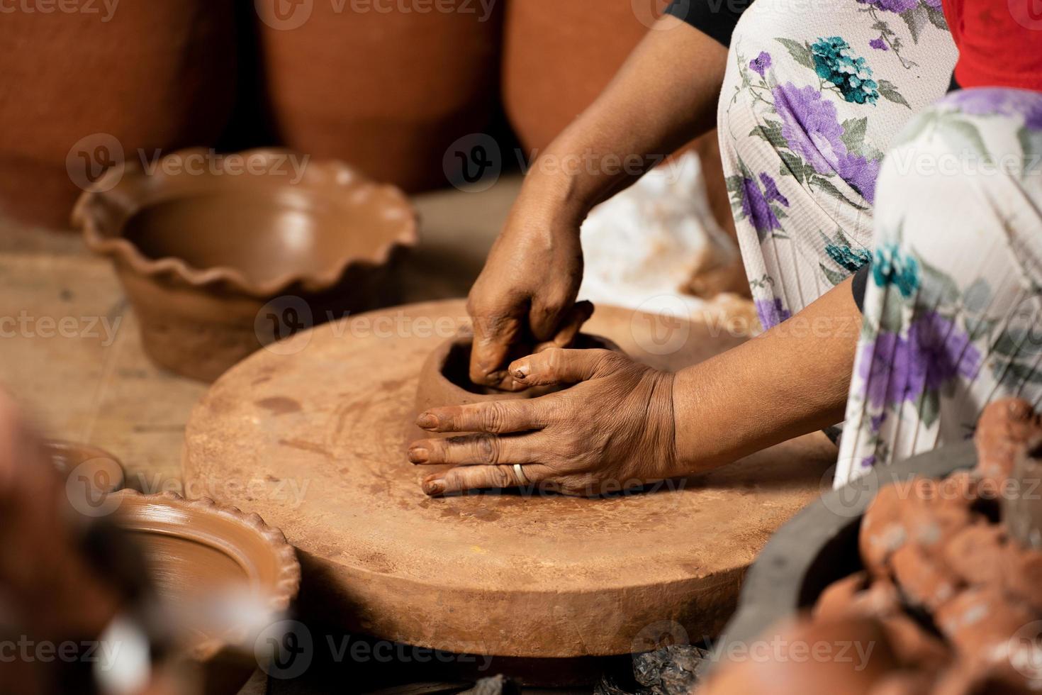 der prozess der herstellung traditioneller töpferhandwerke in kasongan, yogyakarta, indonesien foto