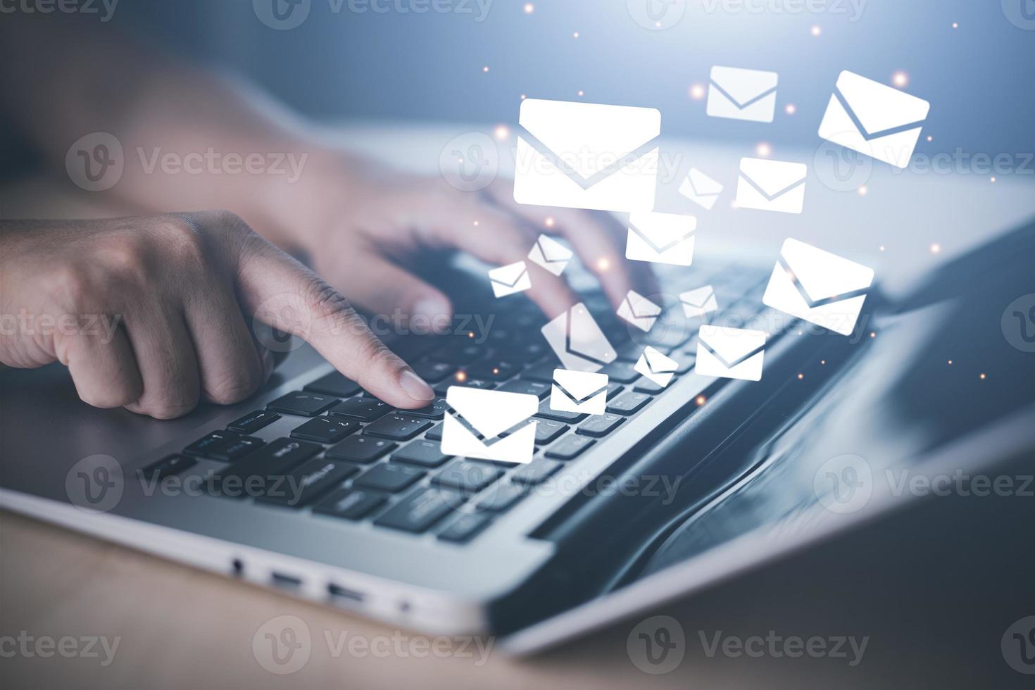 Geschäftsfrau, die Laptop mit Kommunikationssymbolen, Briefsymbol, E-Mail-Symbolen und Newsletter-E-Mail verwendet und Ihre persönlichen Daten oder Spam-Mails schützt, Kundendienst-Callcenter-Kontakt. foto