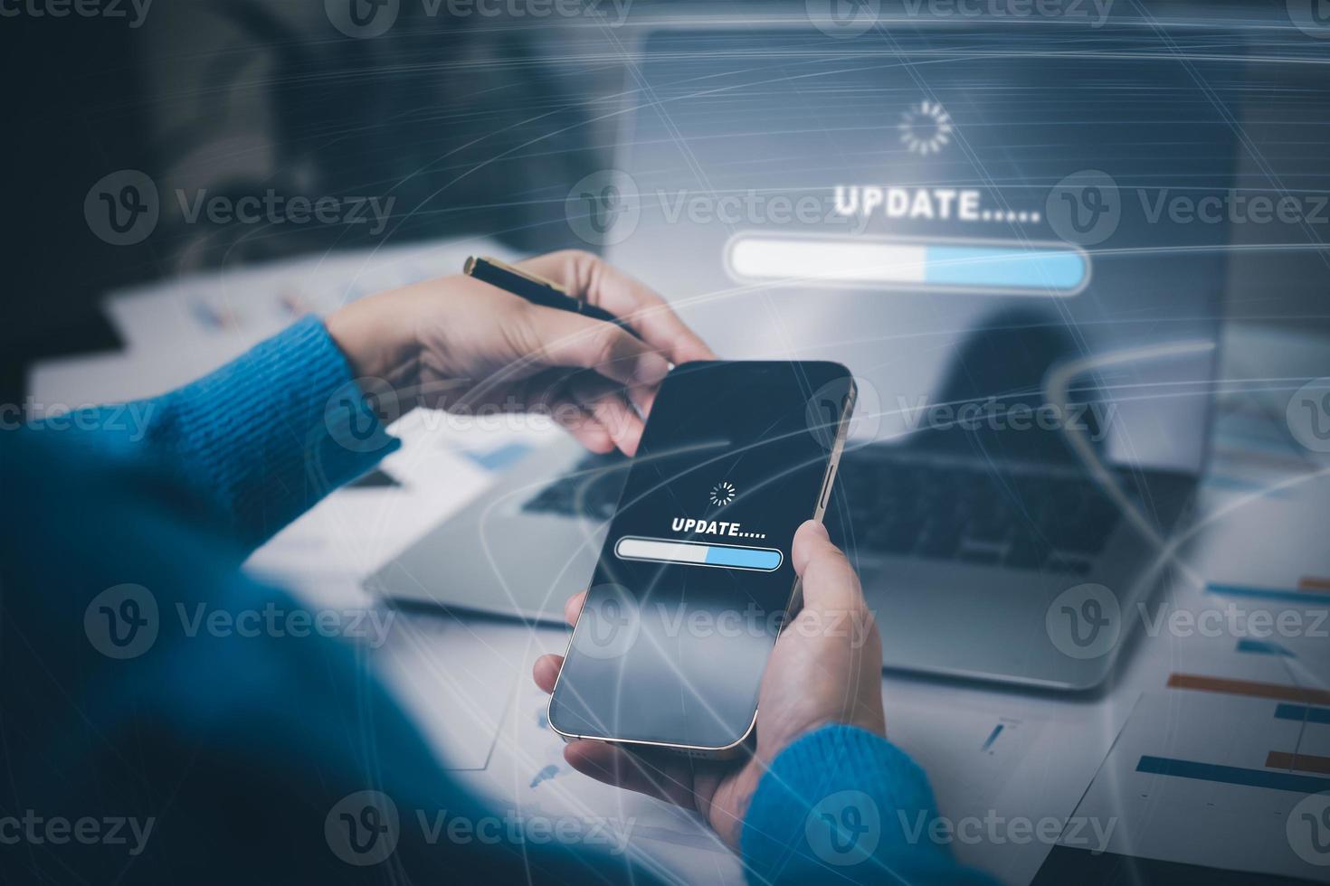 Handheld-Smartphone mit Update-Software-Computerprogramm-Upgrade-Business-Technologie-Internet, Update auf virtuellem Bildschirm. Internet- und Technologiekonzept, Ladebalken mit der Installation des Updates. foto