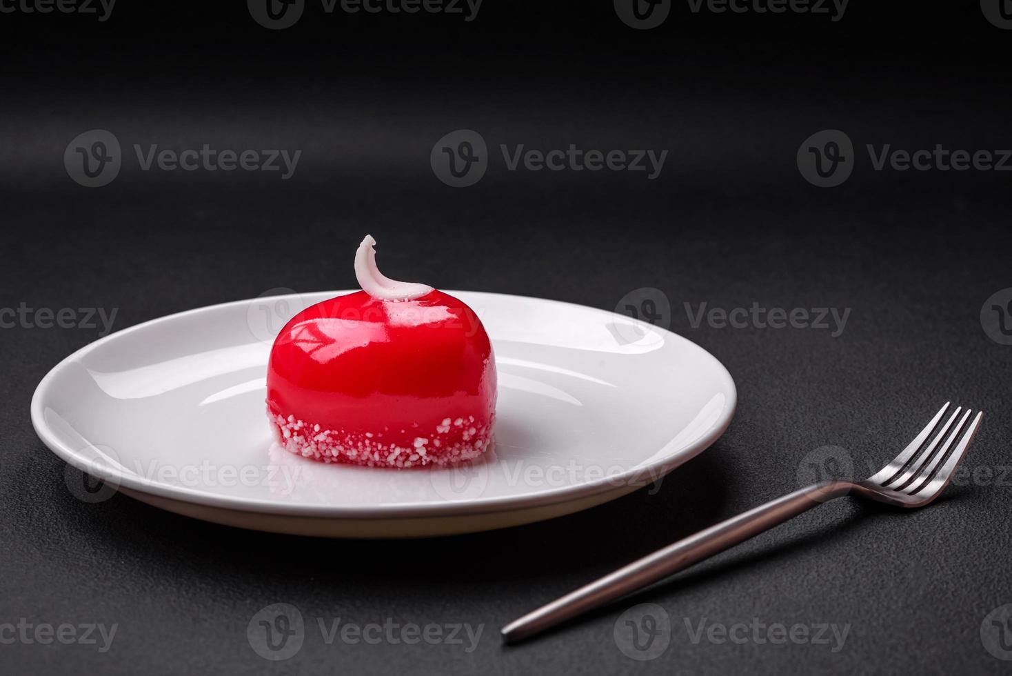 schöner leckerer kuchen roter käsekuchen in form eines herzens foto