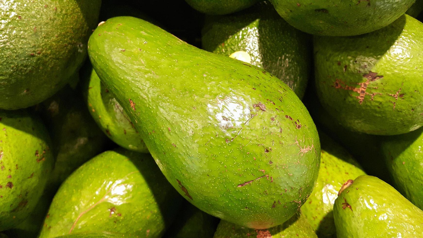 Haufen frischer Avocados im Korb foto