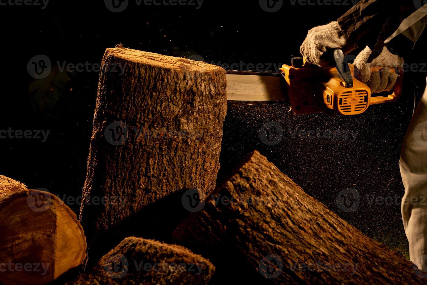 elektrische kettensägen fällen bäume im wald für den bau eines hauses und machen brennholz das konzept der entwaldung foto