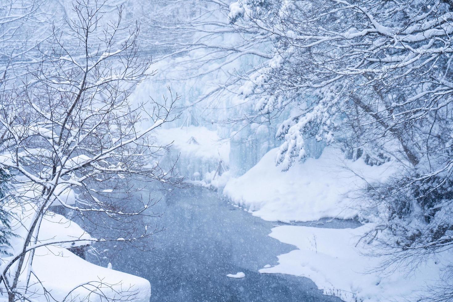 Starker Schneefall am Fluss im Dorf Heike No Sato in der Präfektur Tochigi, Stadt Nikko, Japan foto