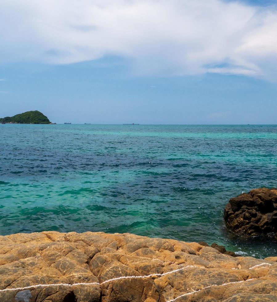 landschaft sommer panoramaansicht front natur gesehen entlang der berge felsen küste und meer ozean, blick blauer himmel, horizont wind kühle brise, angenehm während des reisetages, entspannen, rayong, thailand foto