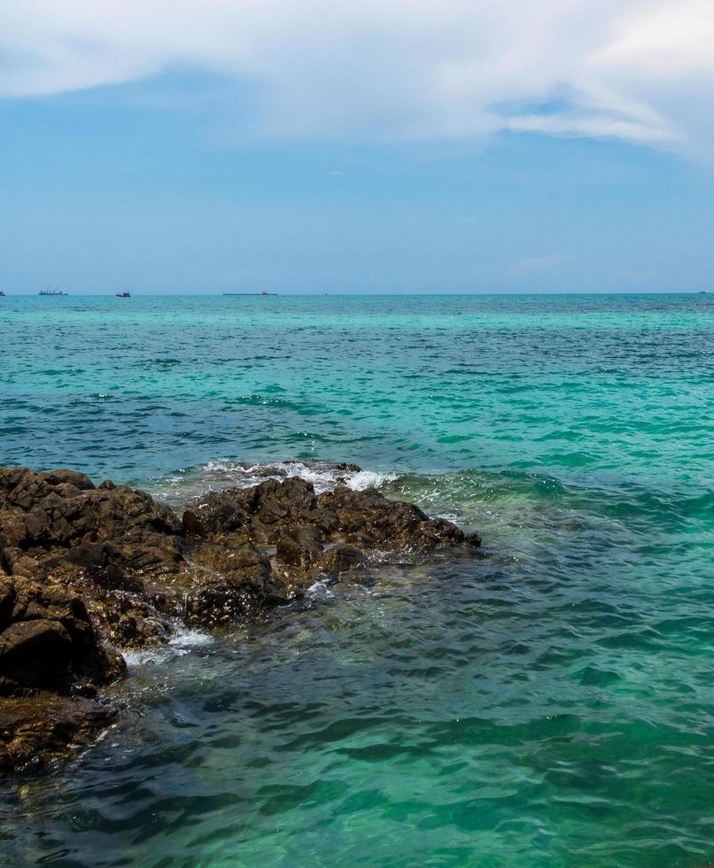 landschaft sommer panoramaansicht front natur gesehen entlang der berge felsen küste und meer ozean, blick blauer himmel, horizont wind kühle brise, angenehm während des reisetages, entspannen, rayong, thailand foto