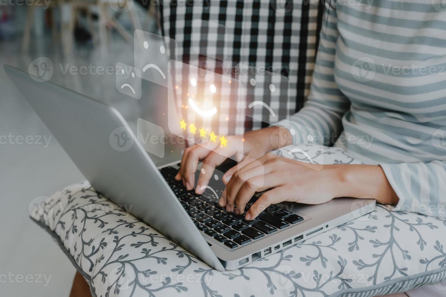 Umfragekonzept zur Kundenzufriedenheit, Geschäftsperson, die Laptop-Computer verwendet und Smiley-Emoticon auf virtuellem Touchscreen drückt, Kundendienstbewertungskonzept. foto