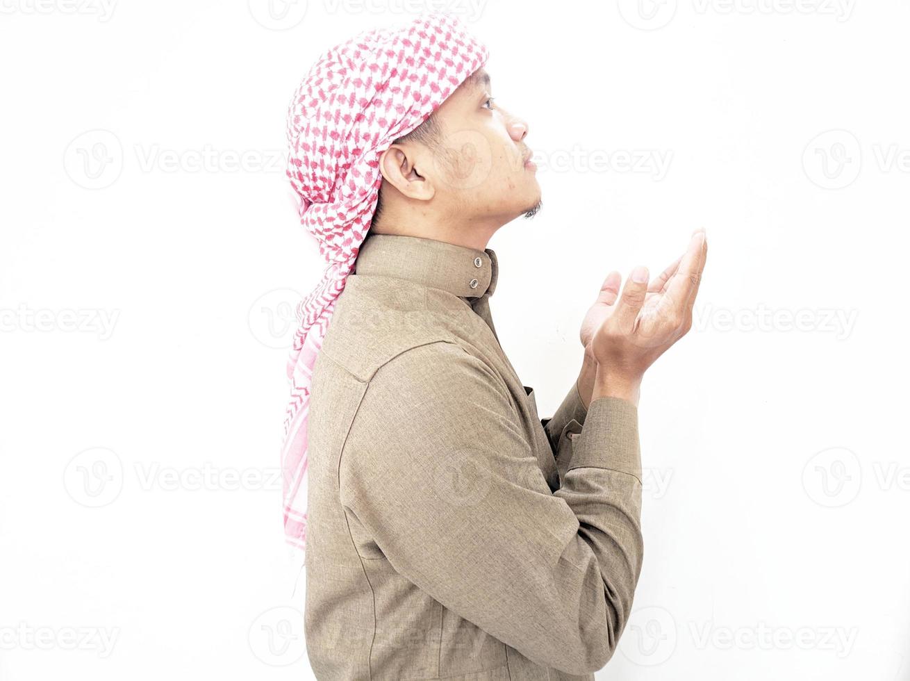 ein muslimischer Mann, der ein Gewand und einen Turban trägt foto