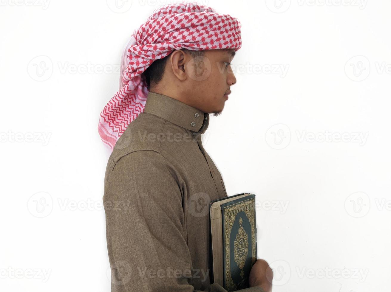 mann, der koran hält und liest. islamischer Hintergrund foto