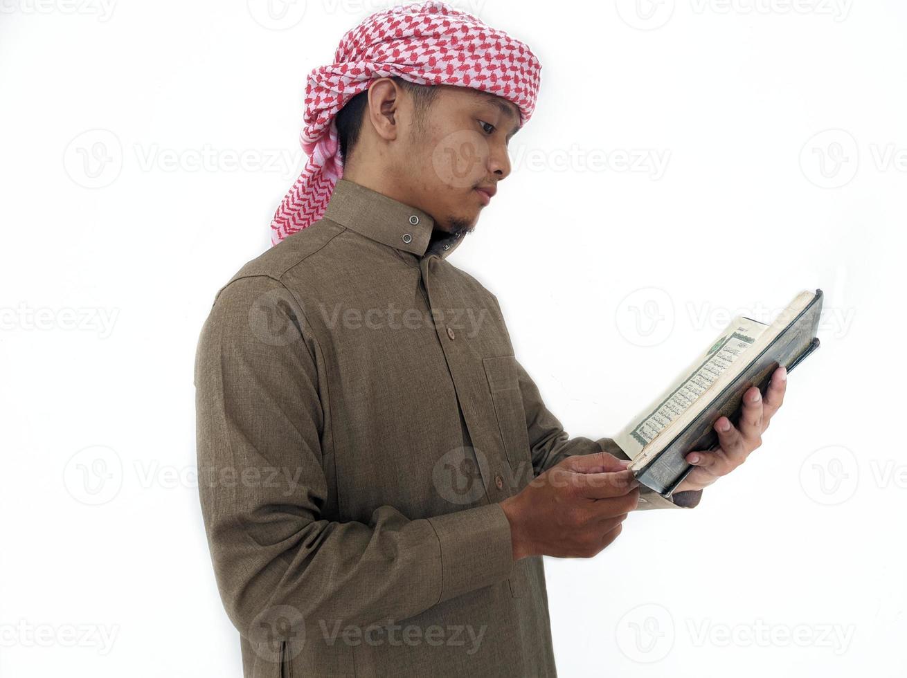 mann, der koran hält und liest. islamischer Hintergrund foto