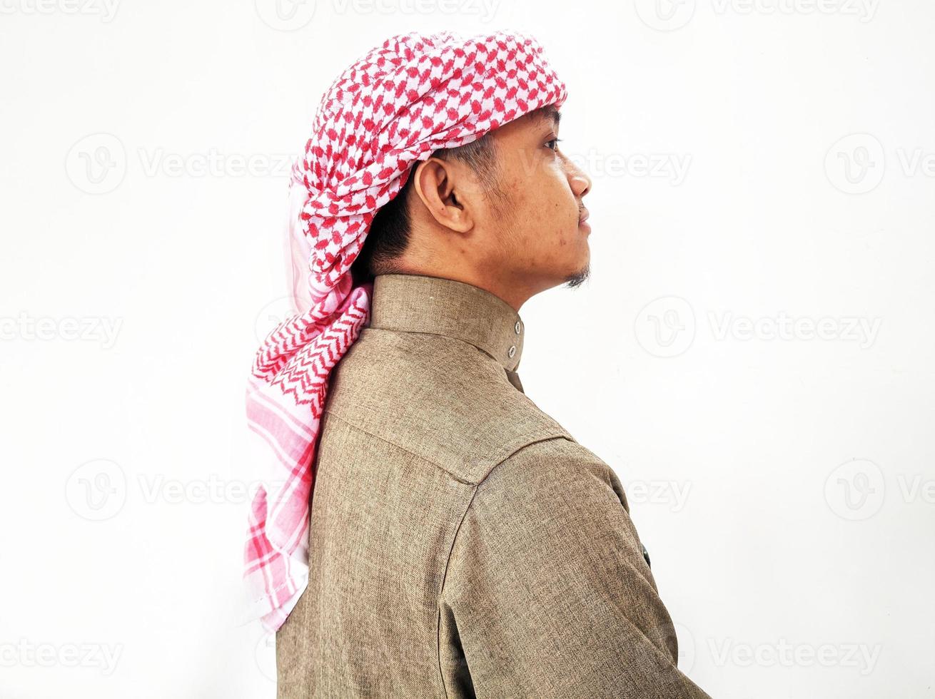 ein muslimischer Mann, der ein Gewand und einen Turban trägt foto