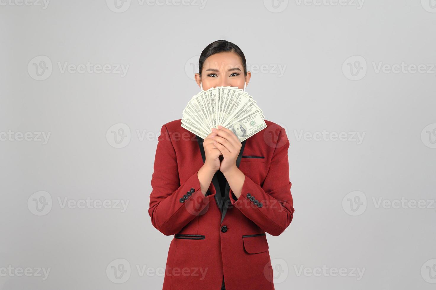 junge schöne frau in formeller kleidung für offizier mit banknote in den händen foto