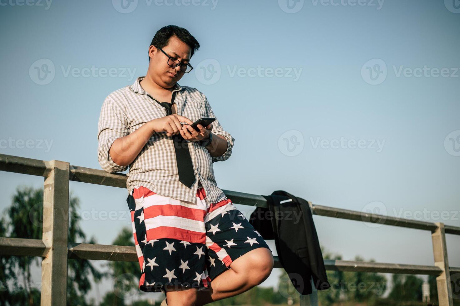 junger asiatischer Geschäftsmann mit Problemen und Stress außerhalb der Unternehmenszentrale foto