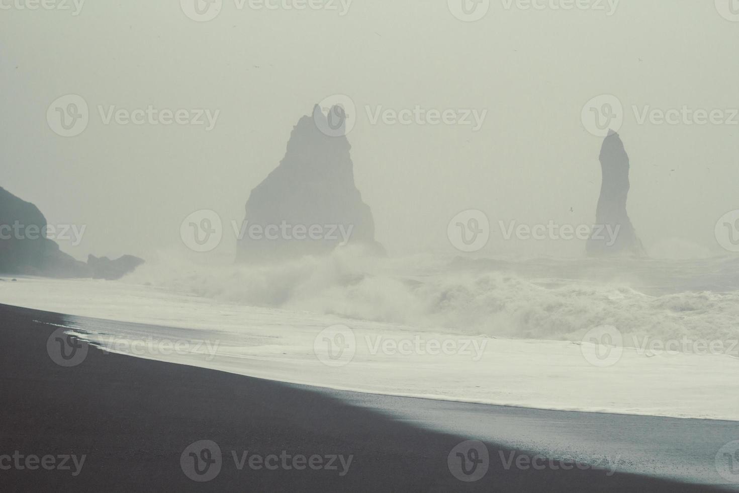 Wellen gegen steile Klippen Landschaftsfoto foto