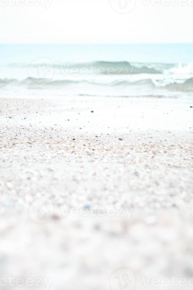 Schließen Sie herauf weißen Sandstrand und Ozeanwellen-Konzeptfoto foto