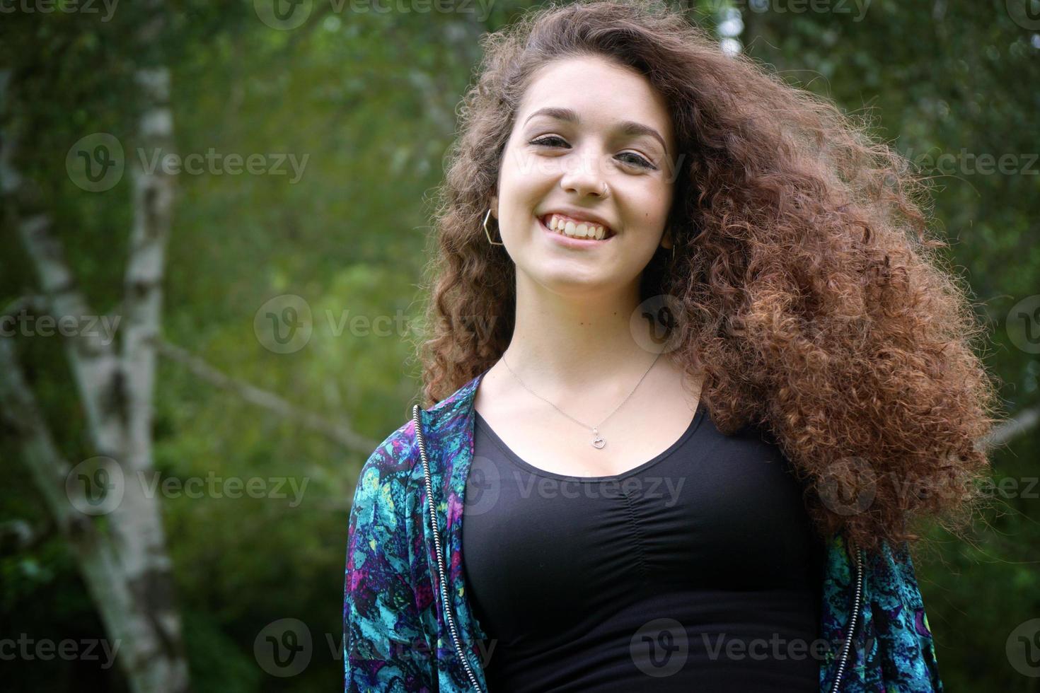 glücklicher Teenager im Freien foto