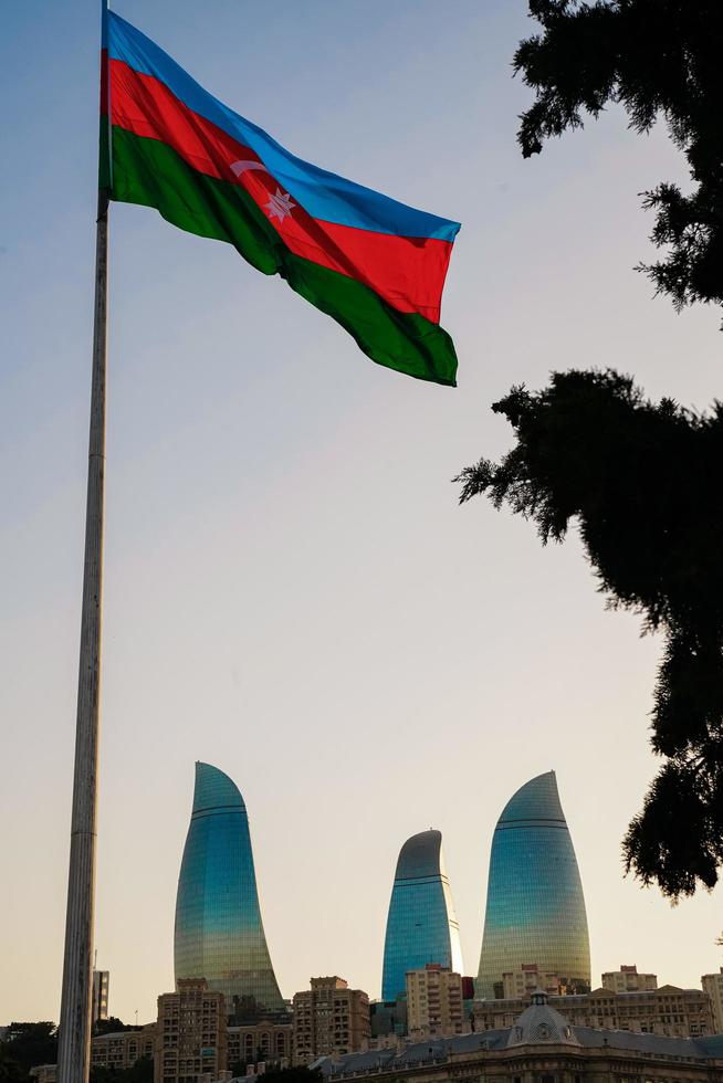 die flagge aserbaidschans vor dem hintergrund der attraktionen der stadt foto