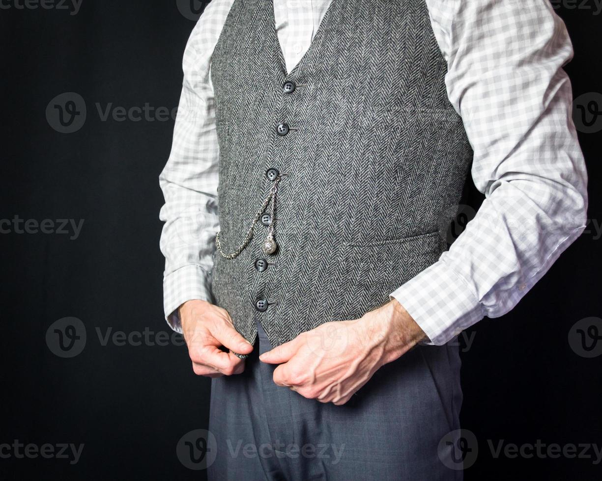 Porträt eines Mannes in grauer Tweedweste oder -weste. hübsches männliches Model. scharf gekleideter Mann. klassischer Herr. Retro-Stil und Vintage-Mode foto