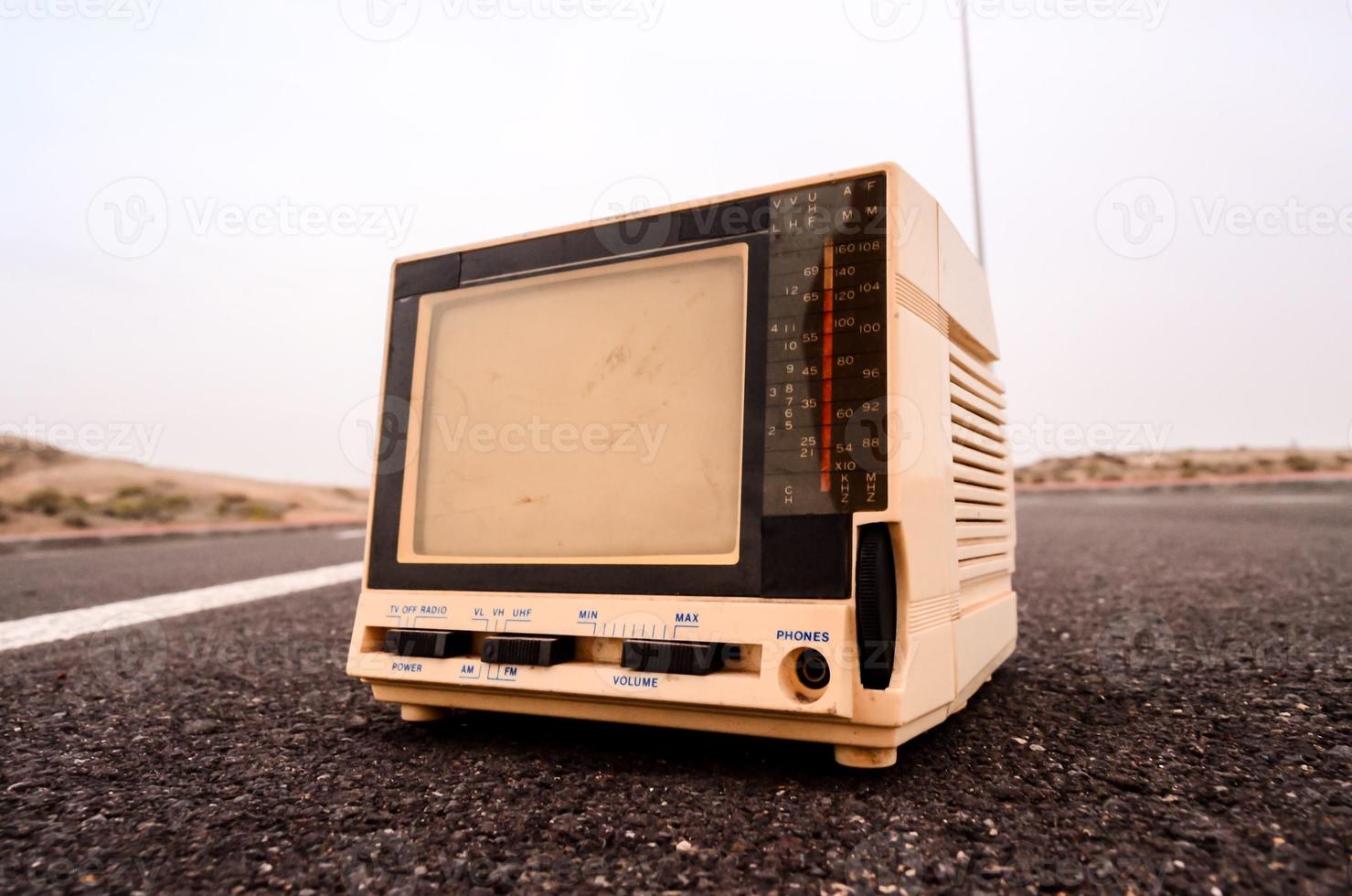 Vintage-Fernseher auf der Straße foto