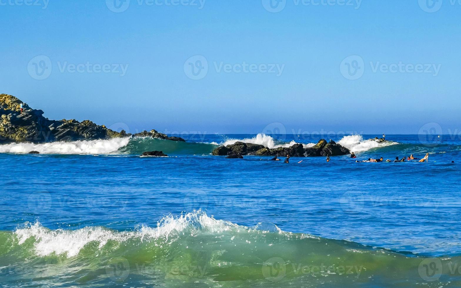 extrem riesige große surferwellen am strand puerto escondido mexiko. foto