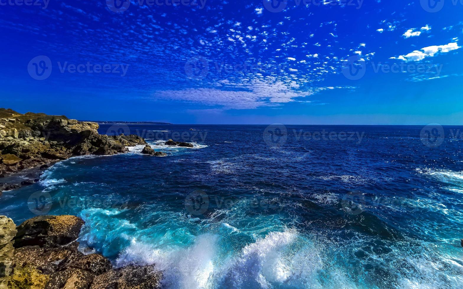 schöne felsen klippen anzeigen wellen am strand puerto escondido mexiko. foto