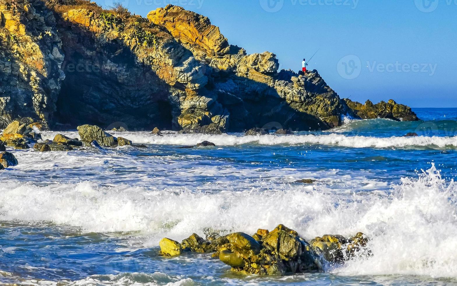 schöne felsen klippen surfer wellen am strand puerto escondido mexiko. foto