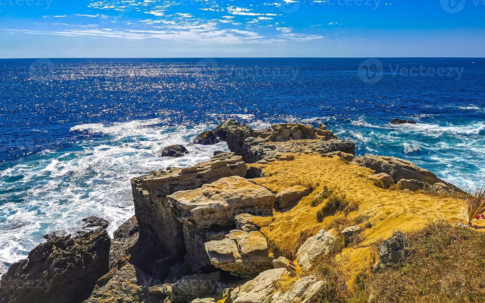 schöne felsen klippen anzeigen wellen am strand puerto escondido mexiko. foto