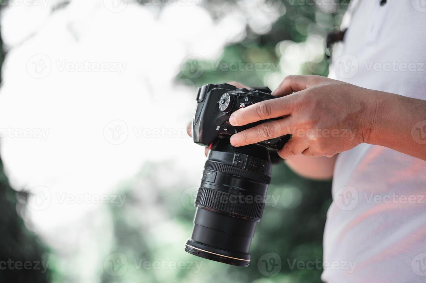 nahaufnahme der hand des mannes, die ein bild auf der kamera überprüft foto