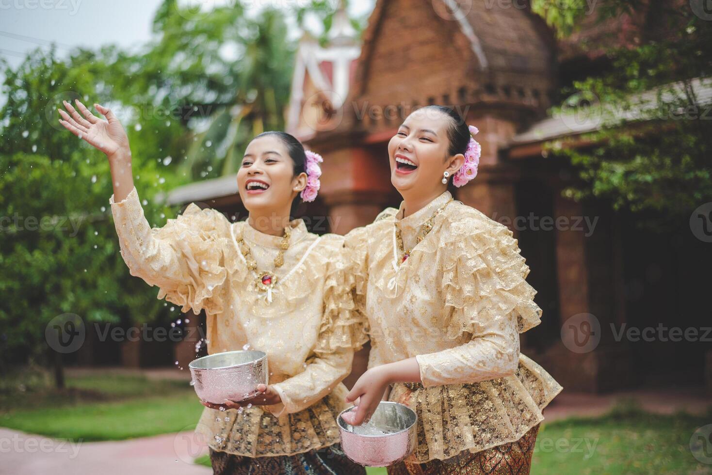 Portrait schöne Frauen beim Songkran-Festival mit traditioneller thailändischer Tracht foto