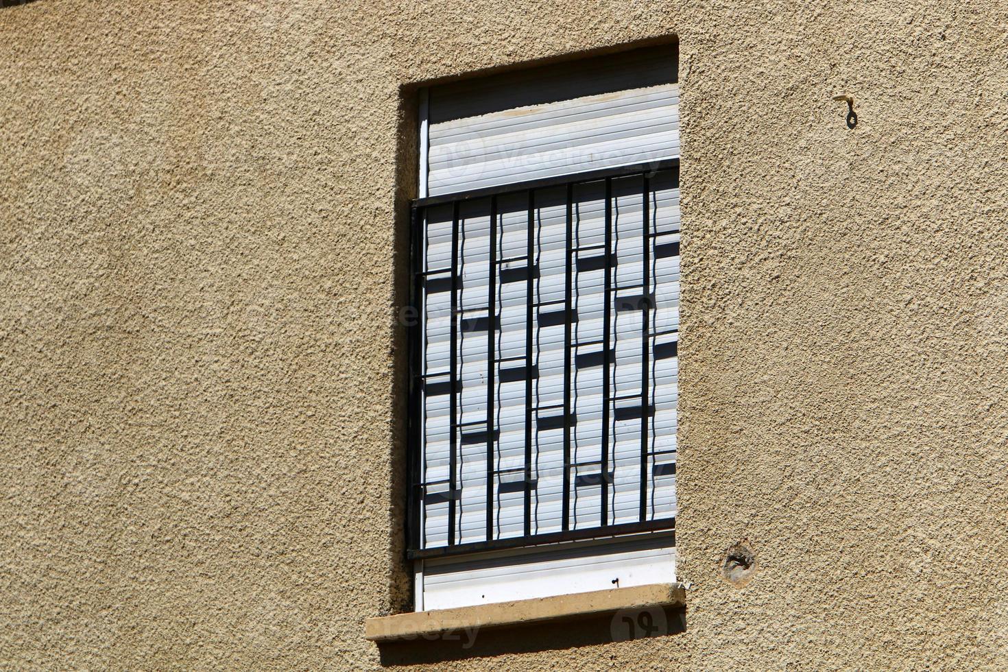 kleines Fenster in der Großstadt. foto