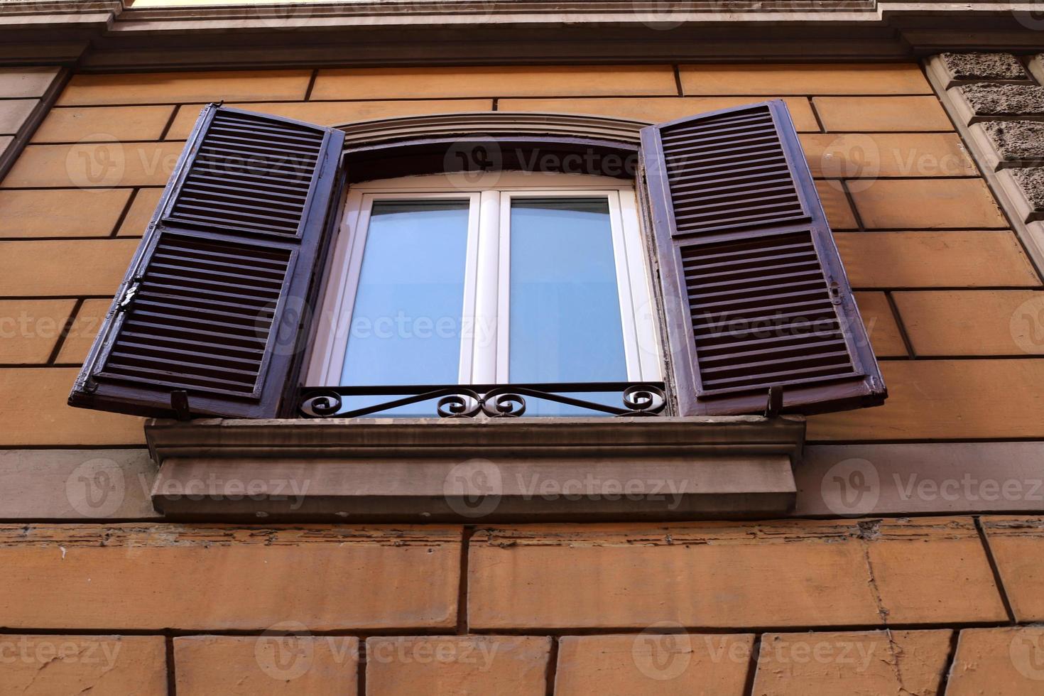 kleines Fenster in der Großstadt. foto