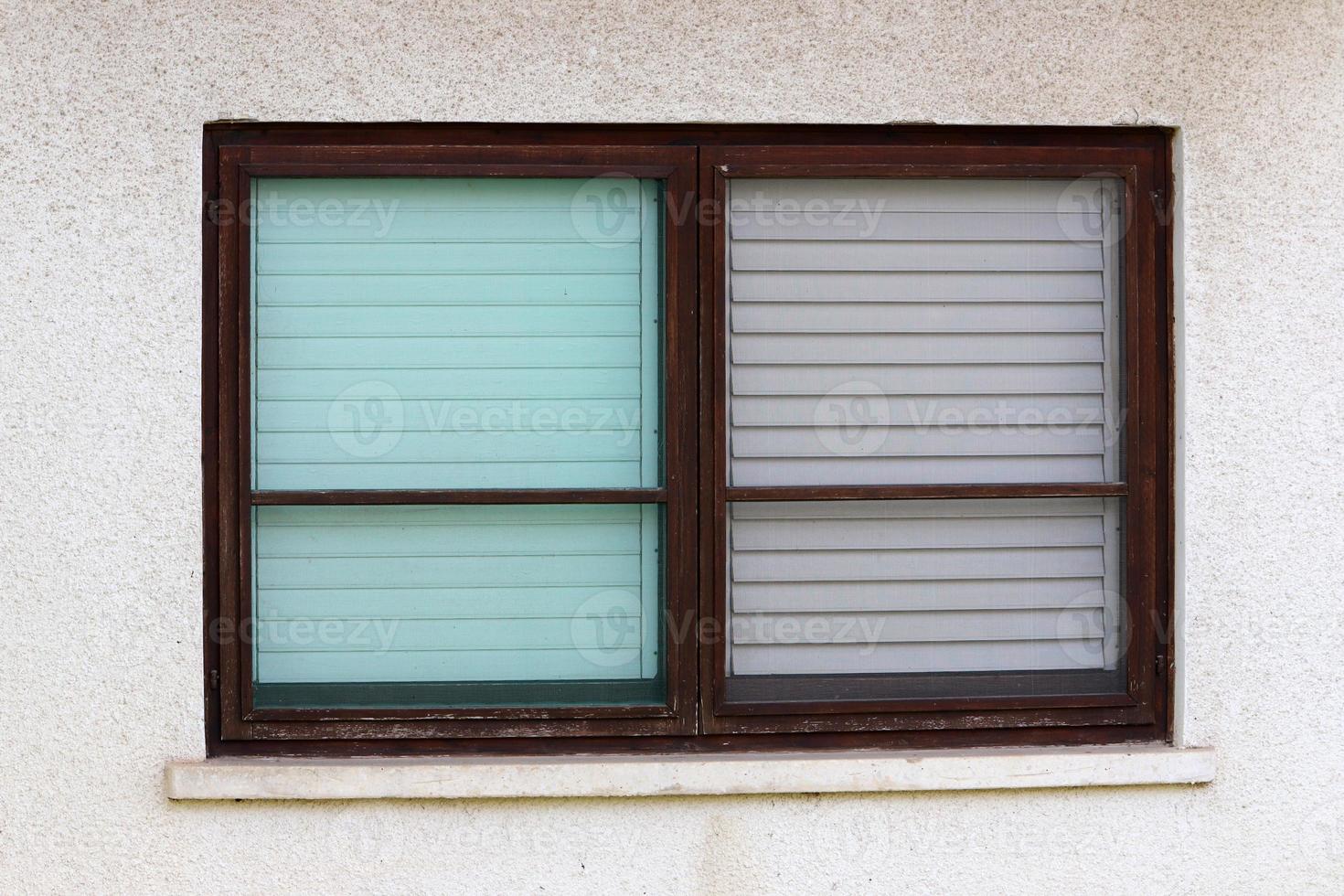 kleines Fenster in der Großstadt. foto