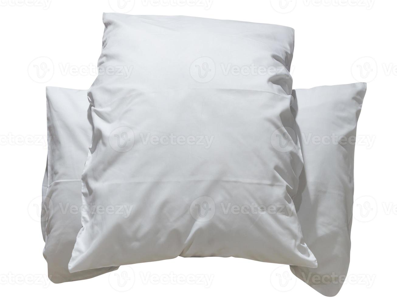 Zwei weiße Kissen mit Bezügen nach der Verwendung durch den Gast im Hotel- oder Resortzimmer isoliert auf weißem Hintergrund mit Beschneidungspfad, Konzept eines komfortablen und glücklichen Schlafs im täglichen Leben foto