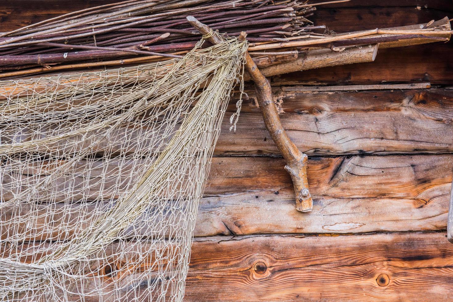 Fischernetz an Holzwand foto