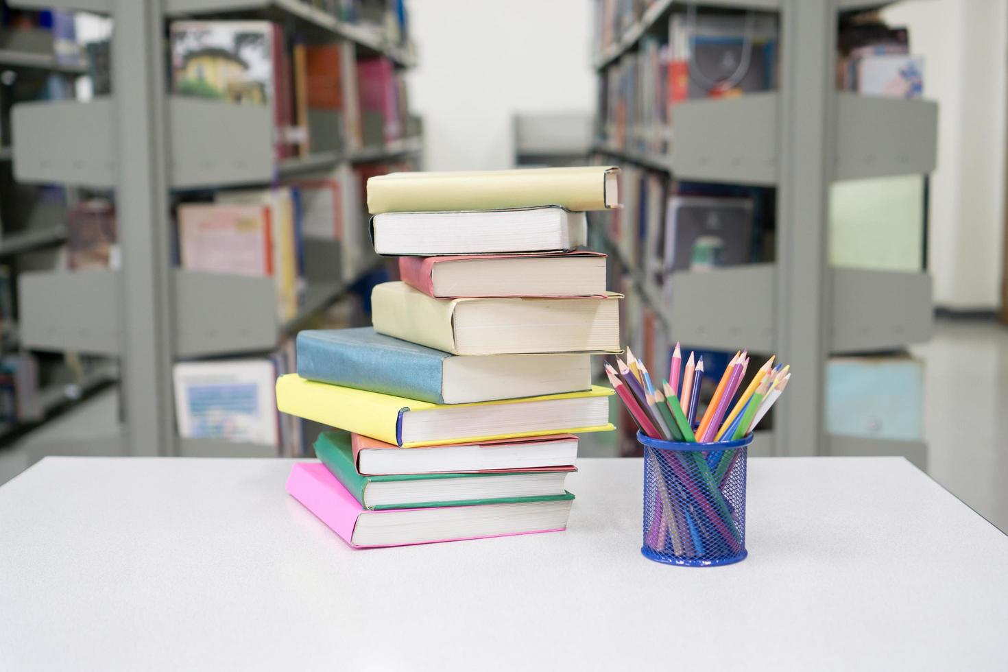Stapel Bücher und Schreibwaren in der Bibliothek foto