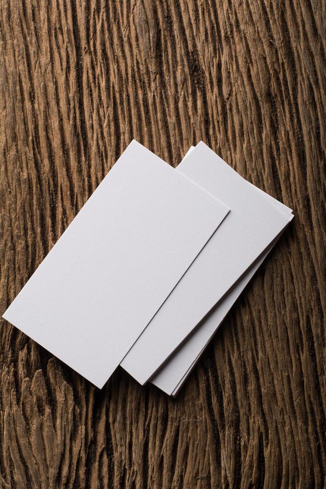 leere weiße Visitenkarte auf Holzhintergrund foto