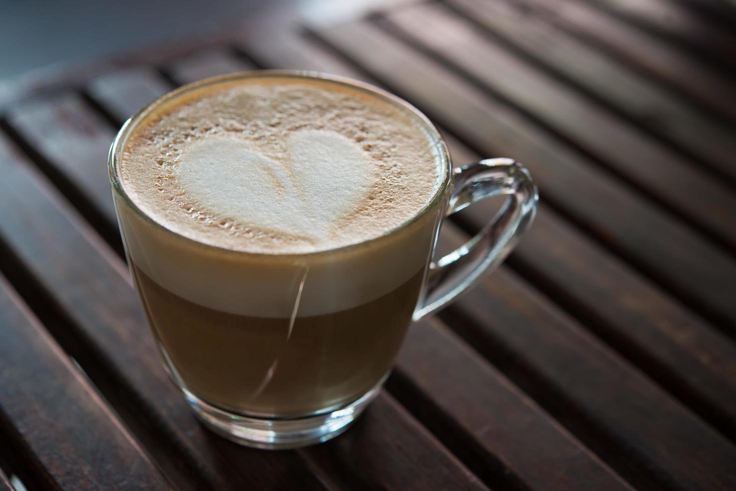 Nahaufnahme der Cappuccino-Tasse mit herzförmigem Milchmuster foto