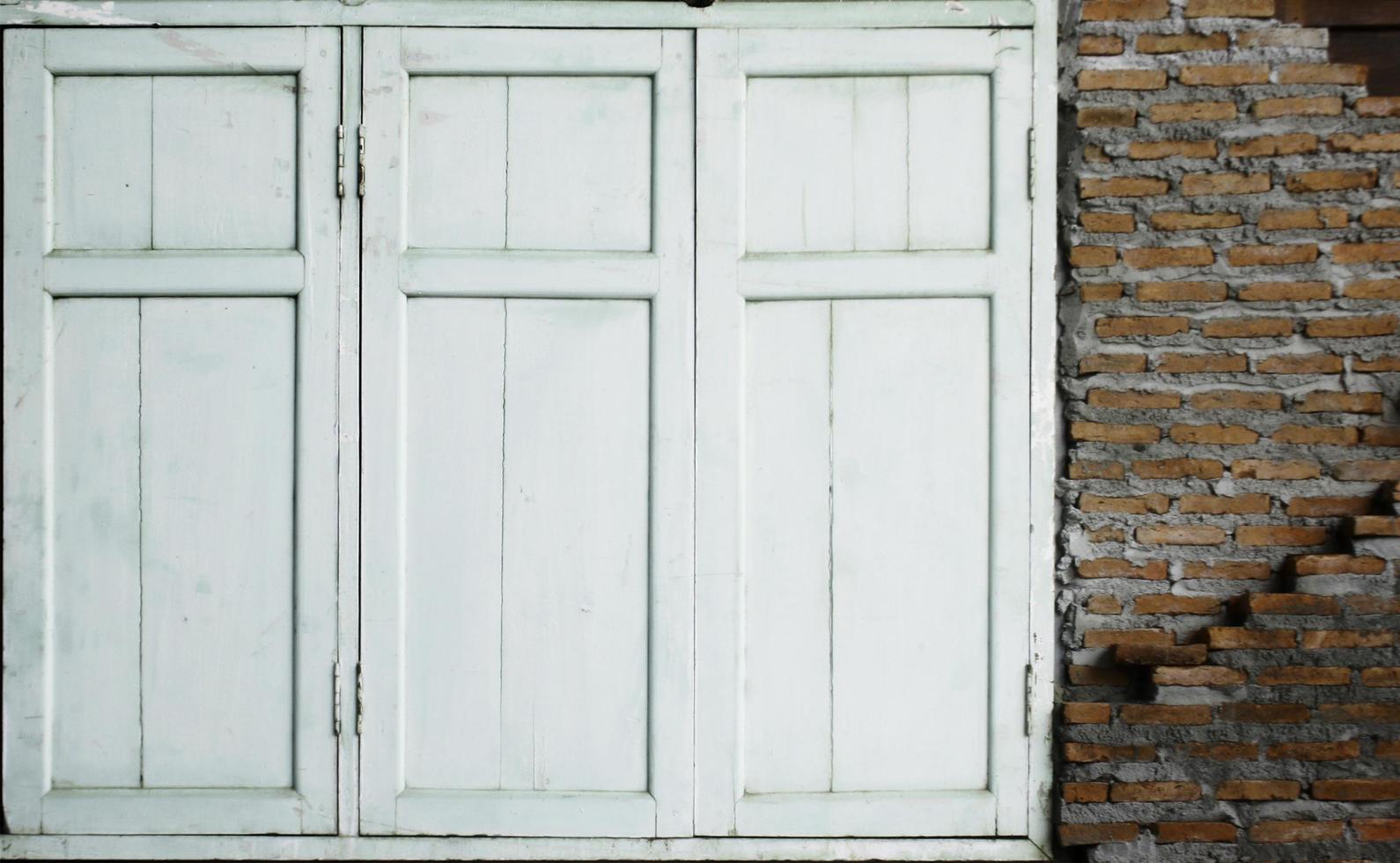 weiße Fensterläden an der Mauer foto