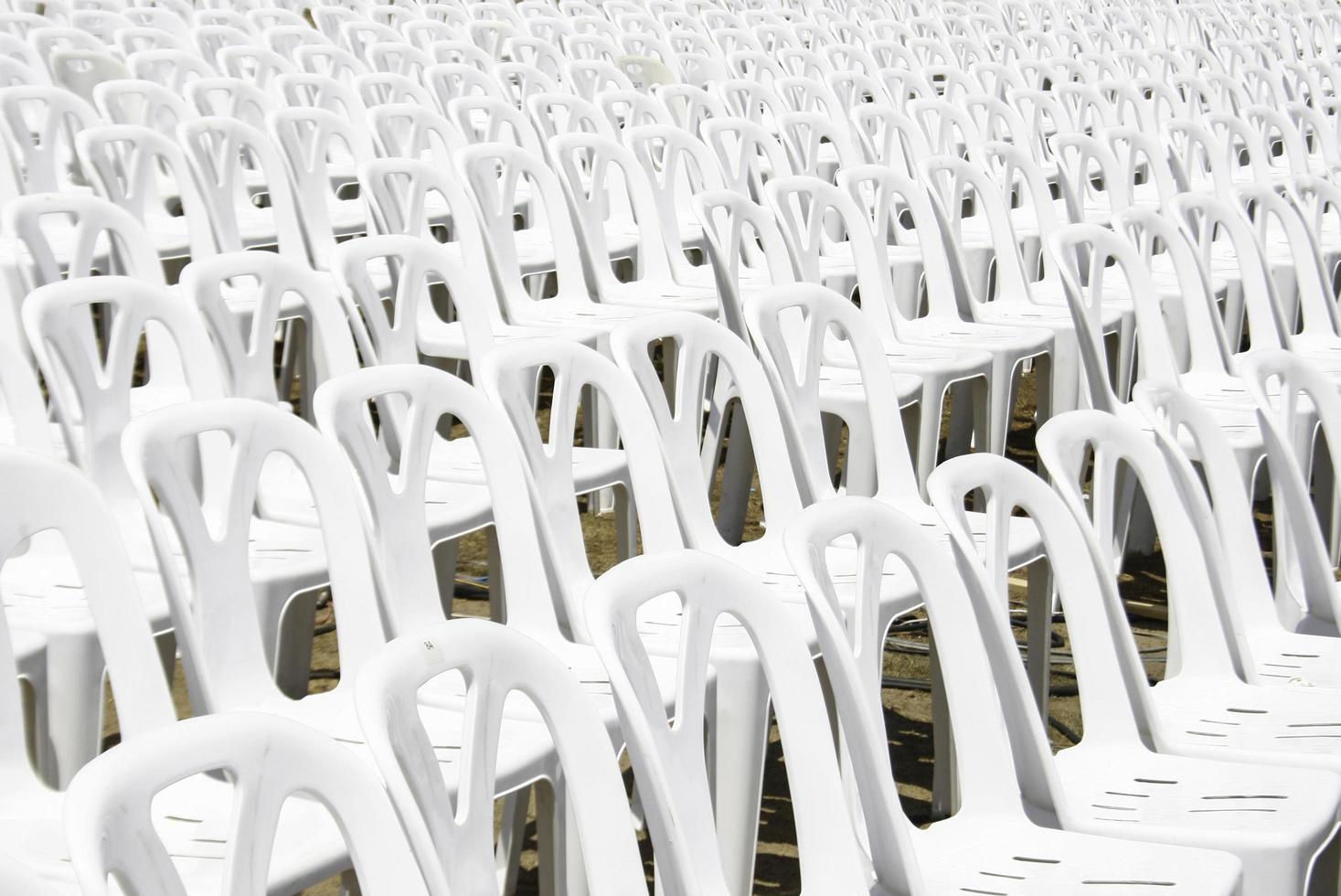 Reihen weißer Stühle foto