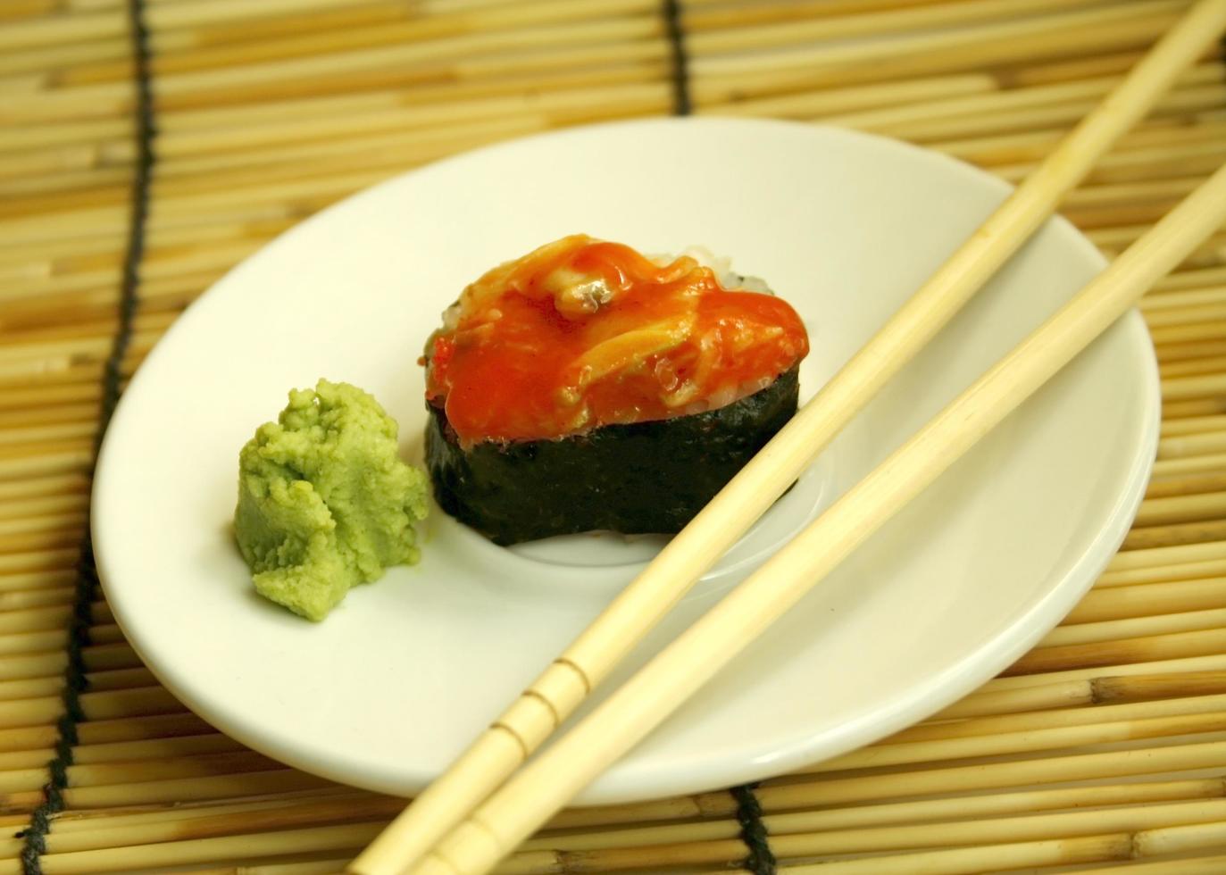 rotes Sushi und Stäbchen foto