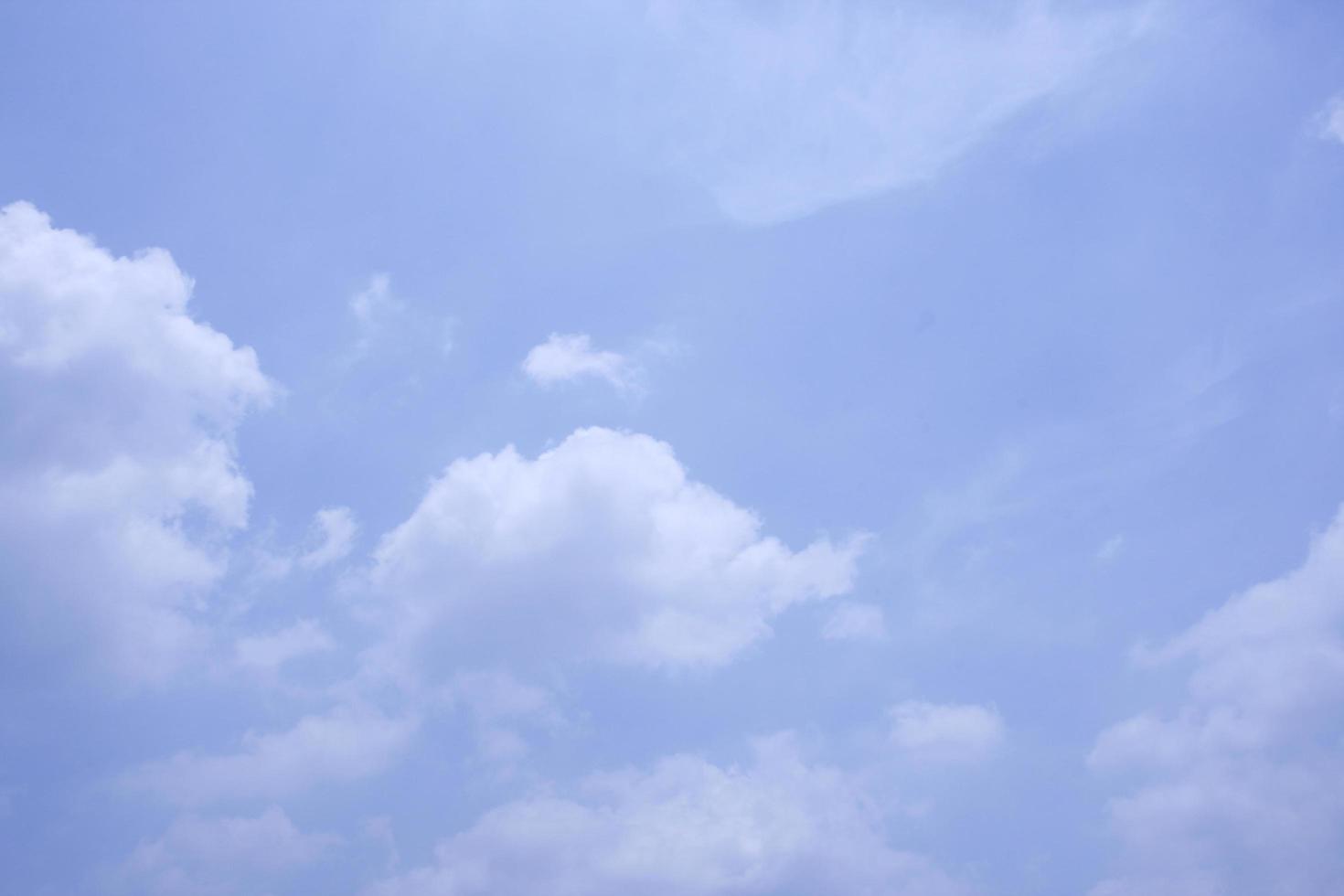 blauer Himmel und Wolken foto