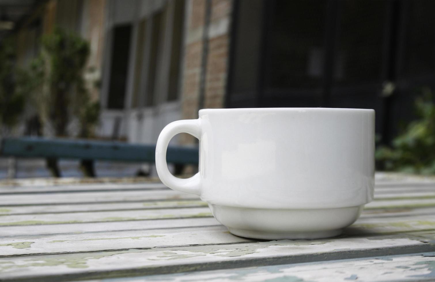 Kaffee auf Tisch im Freien foto