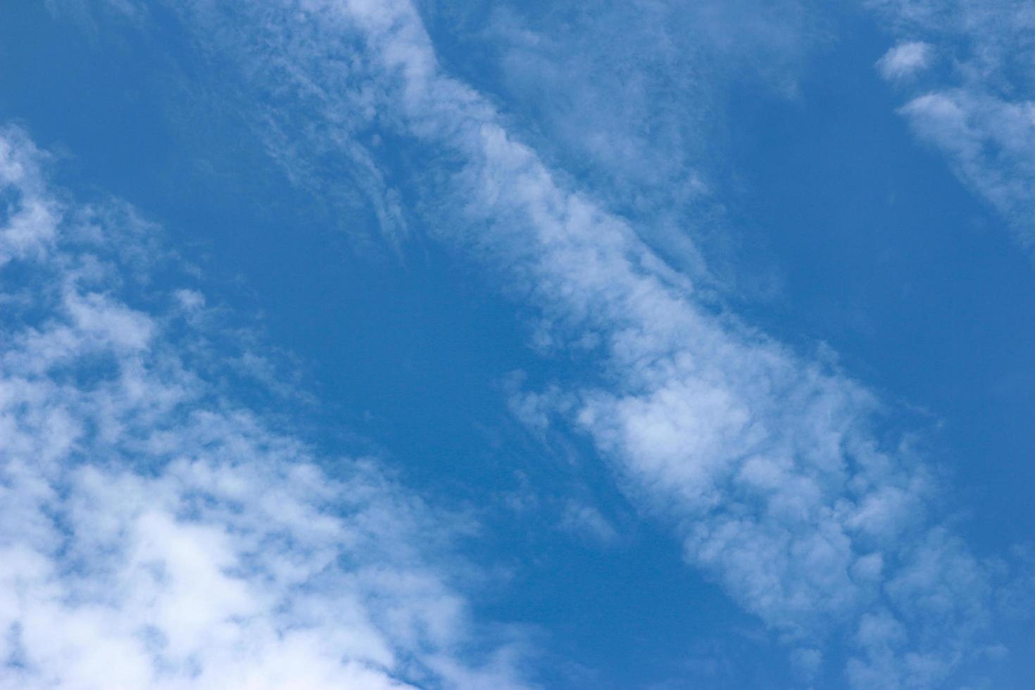 blauer Himmel mit hellweißen Wolken foto