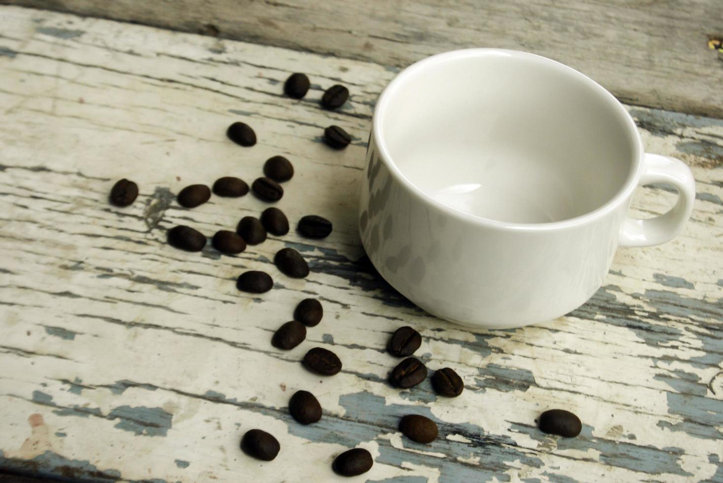 Tasse mit Kaffeebohnen foto