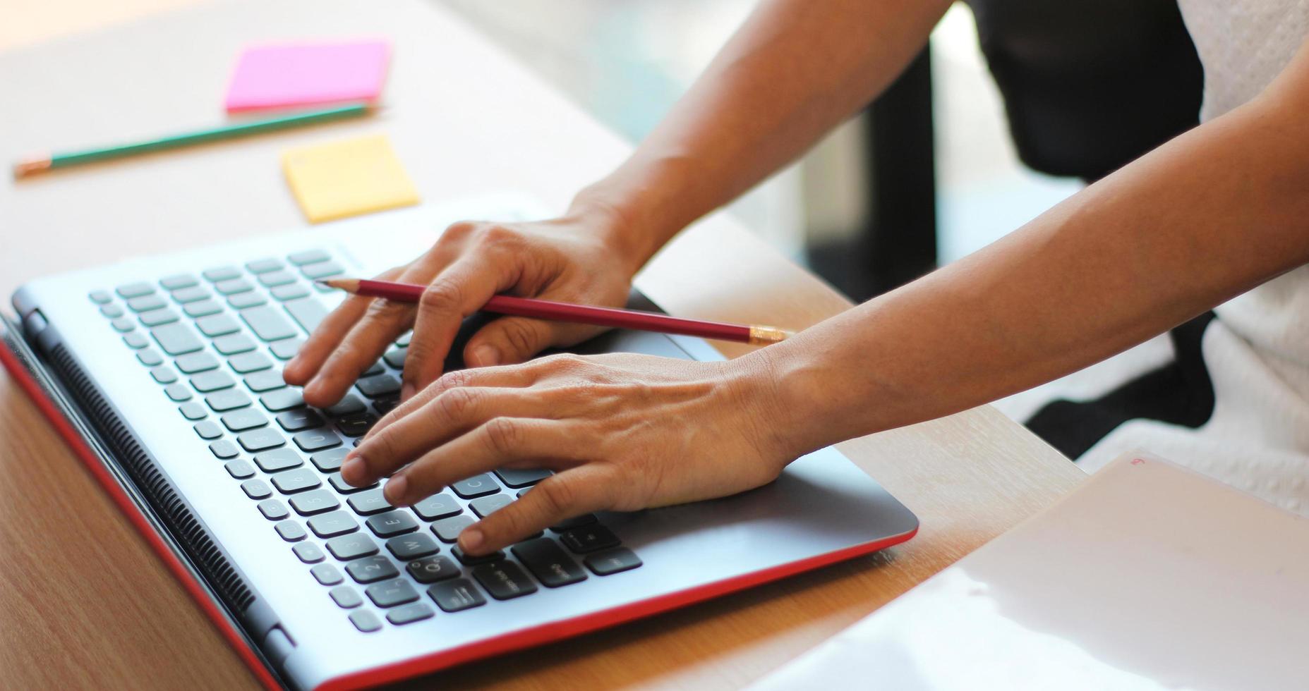 Person, die auf einem Computer tippt foto