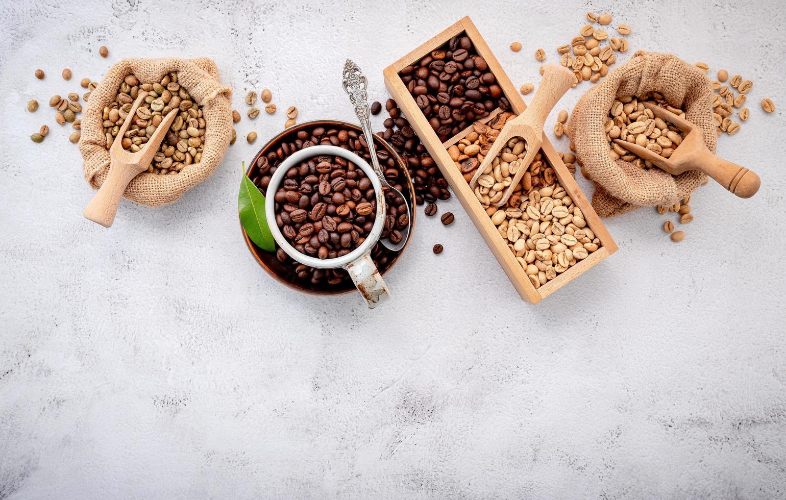 grüne und braune Decaf ungeröstete dunkle geröstete Kaffeebohnen foto