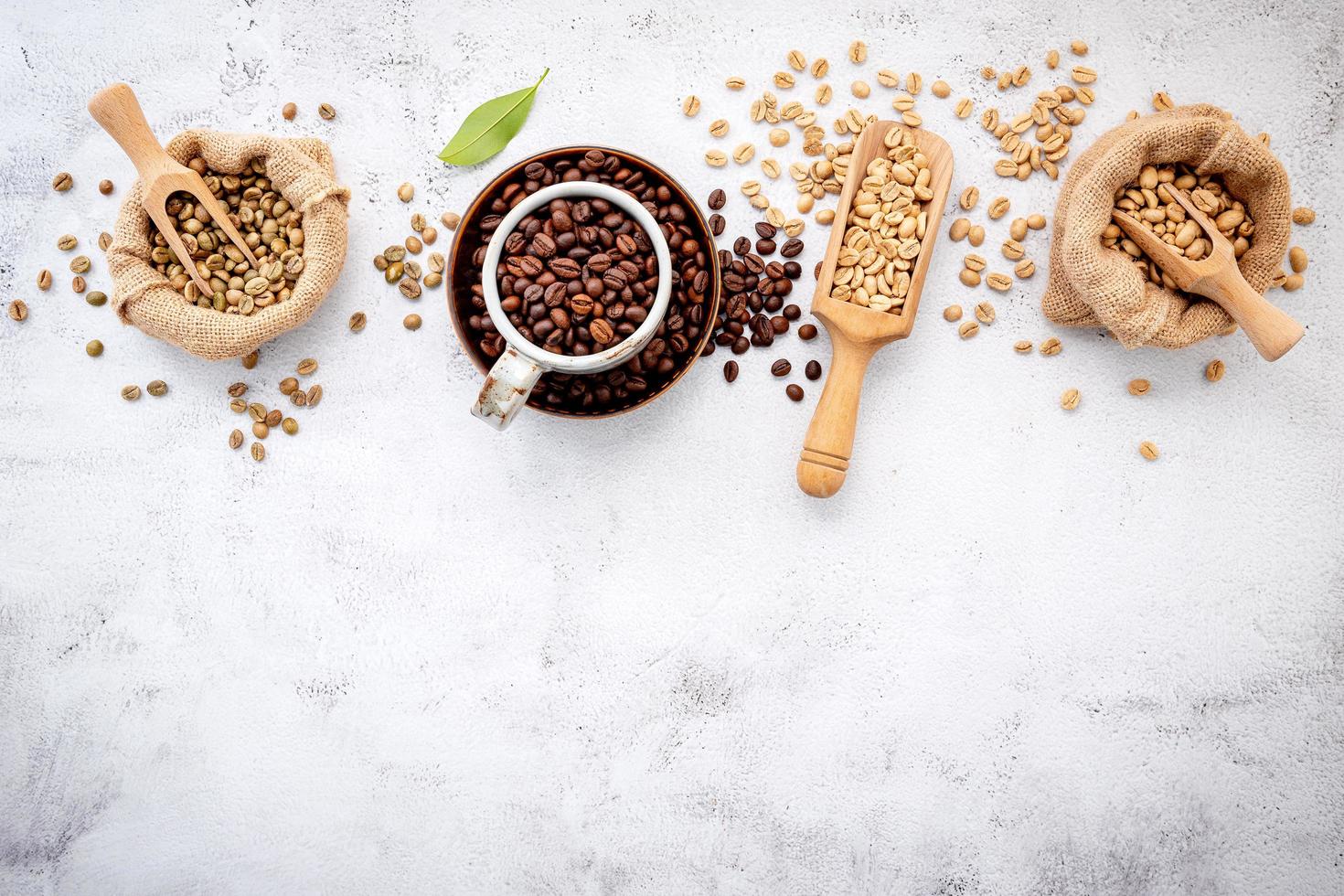 grüne und braune Decaf ungeröstete und dunkel geröstete Kaffeebohnen foto