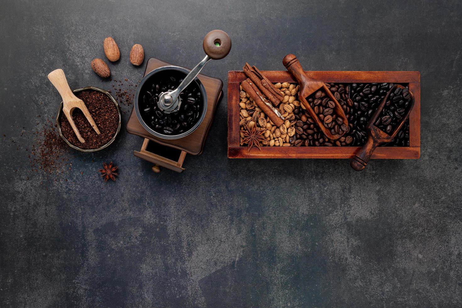 geröstete Kaffeebohnen mit Schaufel mit manueller Mühle foto